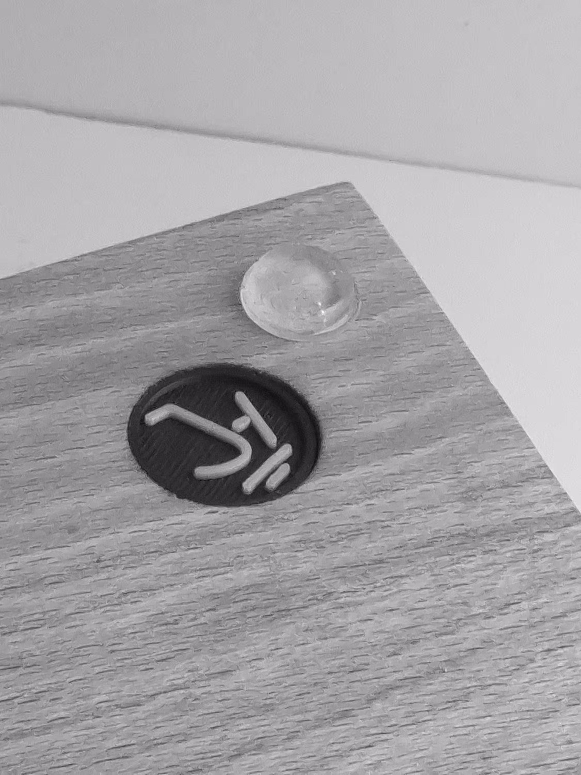 Een houtbewerkingsproject met het logo van Jesse van Hassel verwerkt in het hout