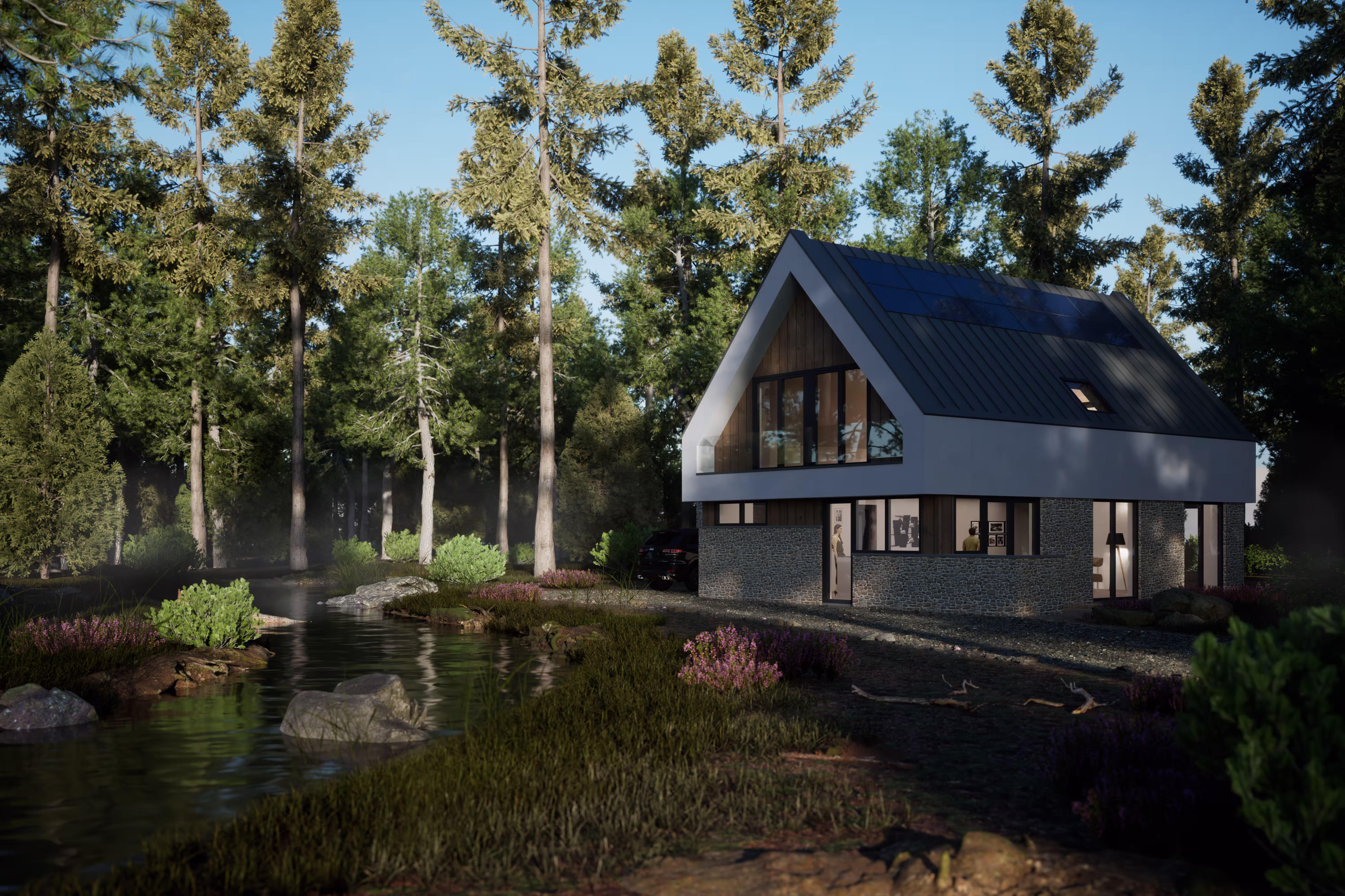 Een modern vrijstaand huis met zonnepanelen en grote ramen, gelegen in een naaldbos naast een klein water.